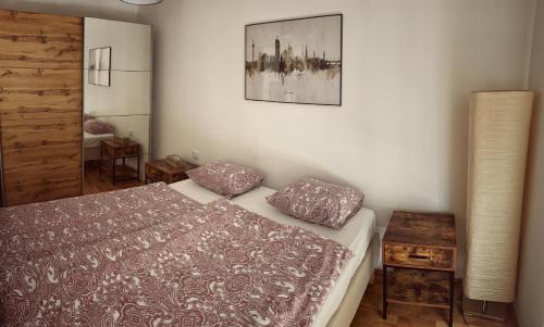 um quarto com uma cama, um candeeiro e uma mesa em LUMA Apartment near Schönbrunn with parking em Viena