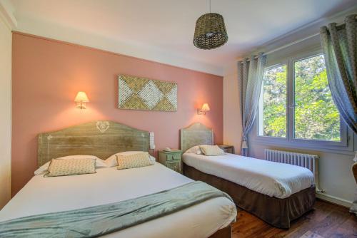 Säng eller sängar i ett rum på Logis Hotel Le Blason de Provence