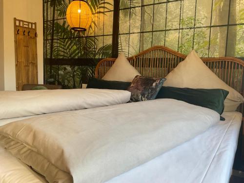 Ένα ή περισσότερα κρεβάτια σε δωμάτιο στο zu Jeddelohs Lodge Hotel