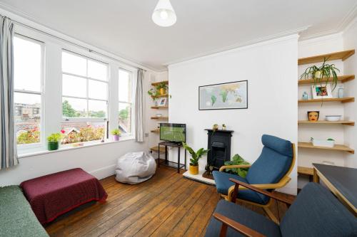 a living room with a couch and two chairs at 50 meters to the metro in London