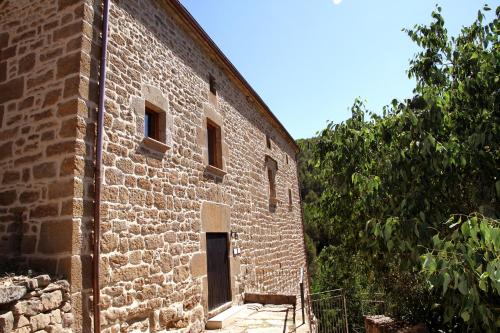 a brick building with a door on the side of it at La Torreta d'Olius in Olíus