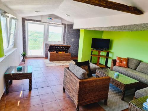 Una televisión o centro de entretenimiento en Apartma Olivia