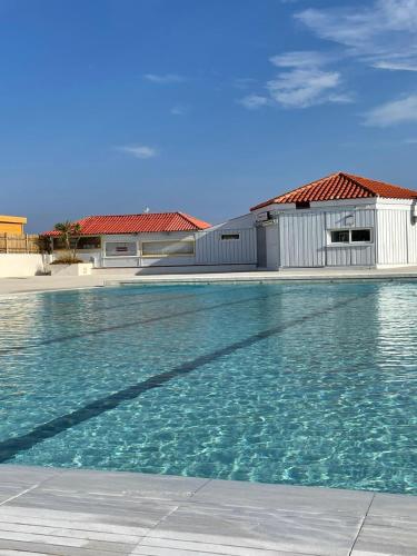 une piscine devant un immeuble dans l'établissement Appartement F3 avec jolie vue, au Barcarès