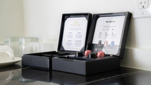 une boîte noire avec deux téléphones portables sur une table dans l'établissement Mount Alverno Luxury Resorts, à Caledon