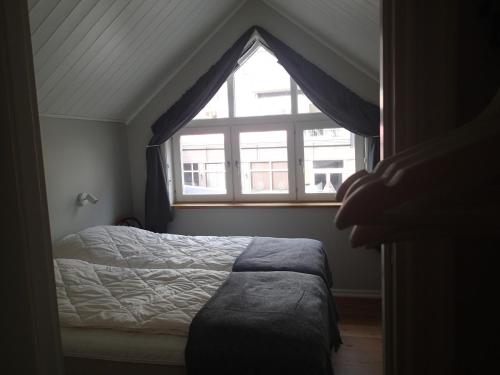 a bedroom with a bed and a window at Åreguiderna - Bubblans lägenheter Åre Torg in Åre