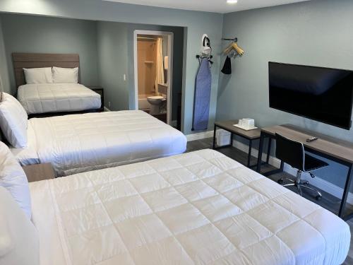 Postel nebo postele na pokoji v ubytování Surf City Inn & Suites