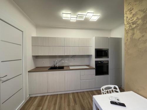 Kuchyň nebo kuchyňský kout v ubytování Luxury Home & Pool