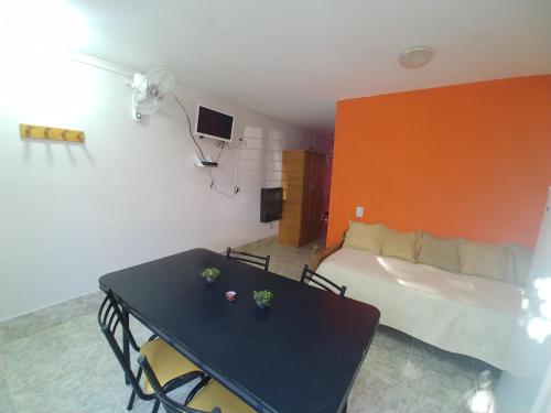 Un dormitorio con una cama y una mesa y sillas. en Ankara 1, en Las Grutas