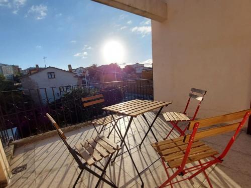 two chairs and a table on a balcony at Casa céntrica. A Coruña a 200m de la playa Riazor in A Coruña