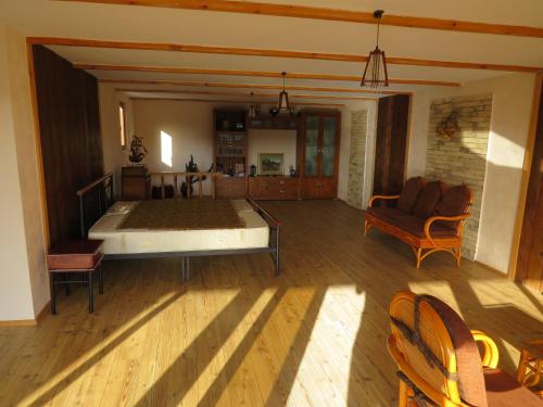 een grote woonkamer met een groot bed. bij Kutaisi Center Guesthouse in Koetaisi