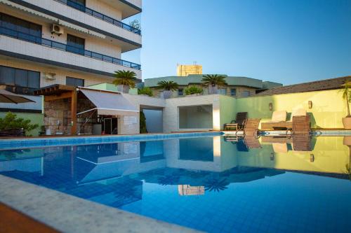 une piscine en face d'un bâtiment dans l'établissement Pousada Valle Verde, à Cabo Frio