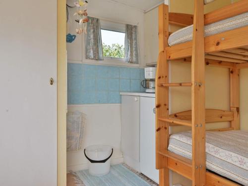ファルケンベリにあるHoliday home in Falkenberg 3の二段ベッド1組、キッチンが備わる小さな客室です。