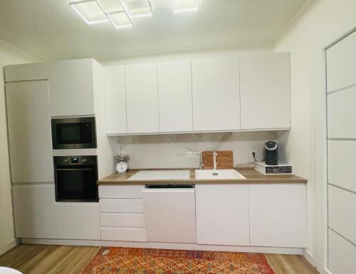 Una cocina o zona de cocina en Luxury Home & Pool