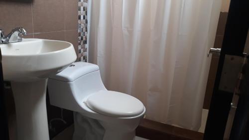 a bathroom with a sink and a toilet and a shower at Relax Habitación Privada in Manta
