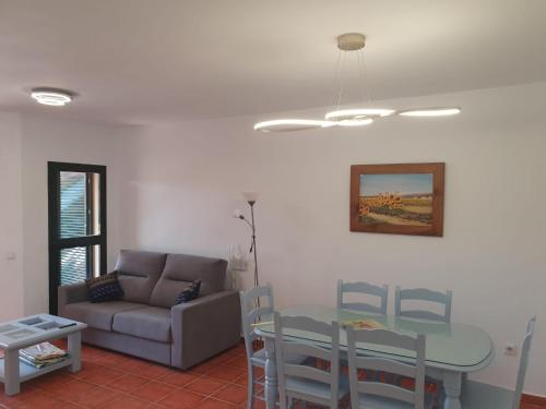 ein Wohnzimmer mit einer Couch und einem Tisch in der Unterkunft Atlanterra - Mar de Plata in Zahara de los Atunes