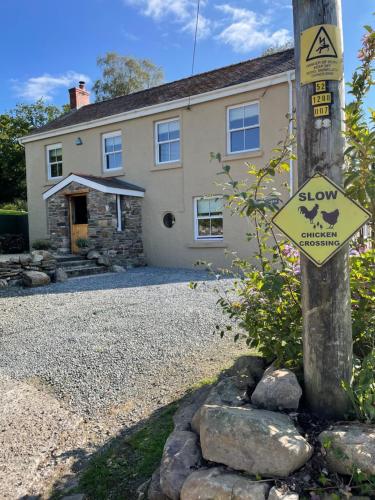 una señal lenta en un poste frente a una casa en Efail Y Garn, en Swansea