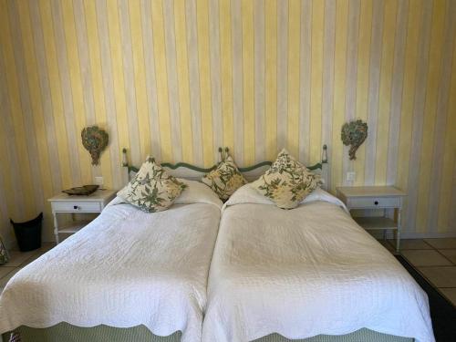 two beds sitting next to each other in a bedroom at Ristorante della Stazione da YanElo in Intragna