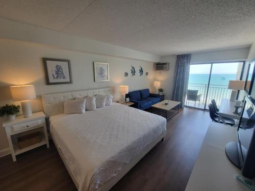 een slaapkamer met een bed en uitzicht op de oceaan bij Beautifully Updated Ocean Front King Suite! Sea Mist Resort 20806 - Perfect for 2-4 guests! in Myrtle Beach