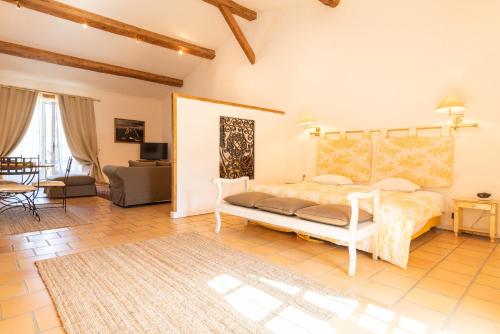 Coin salon dans l'établissement Domaine d'Auriac - Relais & Châteaux