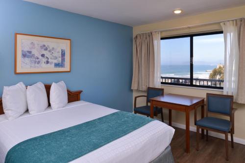 Un pat sau paturi într-o cameră la Edgewater Inn and Suites