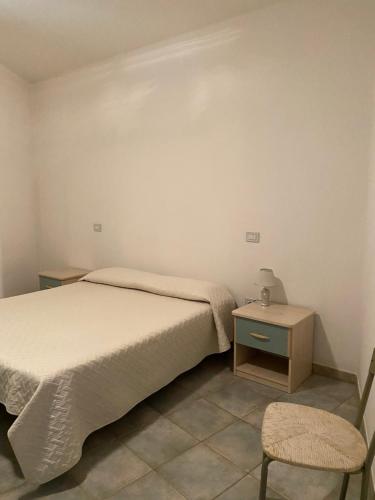 um quarto com uma cama, uma mesa e uma cadeira em Appartamenti Saverio em Posada