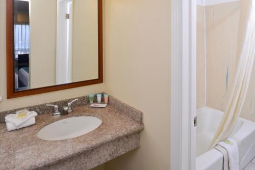 Ένα μπάνιο στο Edgewater Inn and Suites