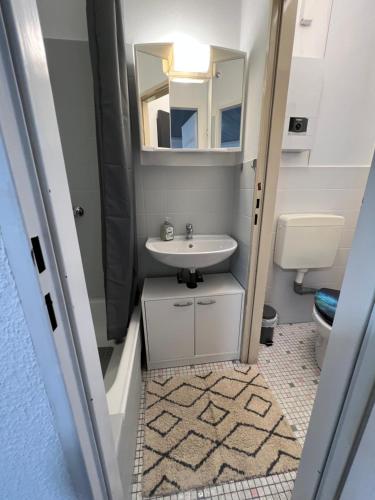 Ένα μπάνιο στο Deniz’s Serviced Apartment.