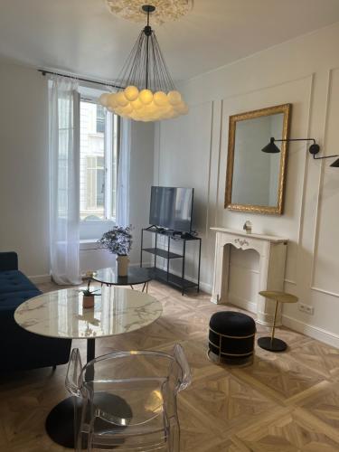 ein Wohnzimmer mit einem Tisch und einem Kamin in der Unterkunft Studio Fleuri in Cannes