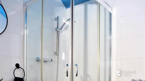 una doccia con porta in vetro in bagno di Smallest House in Chester - Cosy 1 Bedroom Home a Chester