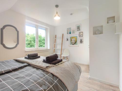 een slaapkamer met een groot bed en een spiegel bij INIKAMA: Designer Apartment im Grünen – Netflix in Rosengarten