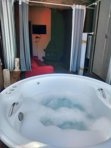 eine mit Wasser gefüllte Badewanne in einem Zimmer in der Unterkunft Du vadinho hotel in Lima Duarte
