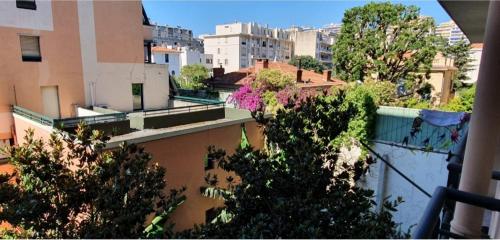 une vue d'une ville avec des bâtiments et des arbres dans l'établissement SoNiceRiviera, à Nice