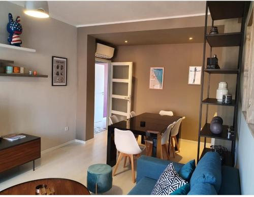 - un salon avec un canapé bleu et une table dans l'établissement SoNiceRiviera, à Nice