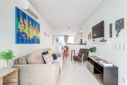 sala de estar con sofá y mesa en Sinta-se em casa a 500m do MAR na Praia Brava, en Balneário Camboriú