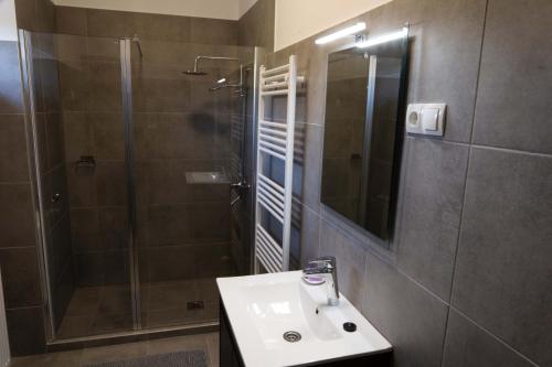Ένα μπάνιο στο Kunfoglalás Apartmanház
