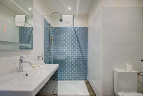 Ett badrum på Logis Hotel Le Blason de Provence