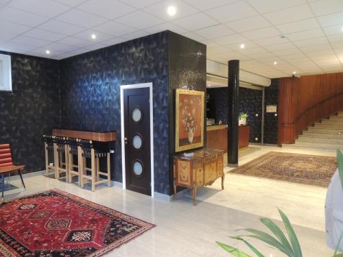 ロンネビューにあるRonneby Cityhotellの壁にドアと敷物がある部屋