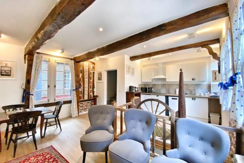 een keuken en een woonkamer met een tafel en stoelen bij La Terrasse Notre Dame - Karakteristiek huis - 4P - Centre Honfleur in Honfleur