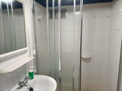 W łazience znajduje się prysznic i umywalka. w obiekcie Casa rural en el Parque Nacional de Garajonay en la Isla de La Gomera, Alonso y Carmen w mieście Santa Cruz de Tenerife