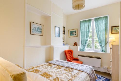 Un pat sau paturi într-o cameră la Clooneavin Apartment 8