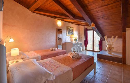 1 Schlafzimmer mit 2 Betten in einem Zimmer in der Unterkunft Miralento Country House in Rutino