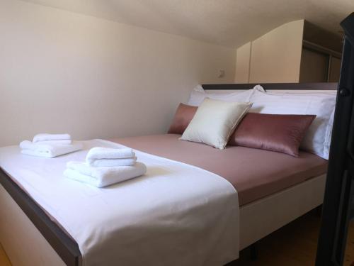 Postel nebo postele na pokoji v ubytování Deluxe Loft Studio Apartment