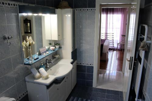 łazienka z umywalką i prysznicem w obiekcie Luxury Sea View w mieście Wolos