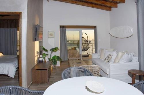 Postel nebo postele na pokoji v ubytování Tradewinds Apartments Simpson Bay