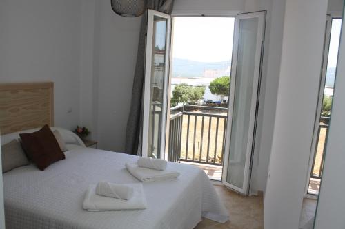 a bedroom with a white bed with two towels on it at Fuente Lebana Labradores in Facinas