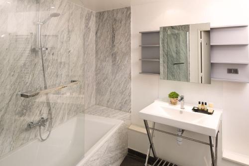 A bathroom at Montmartre Residence