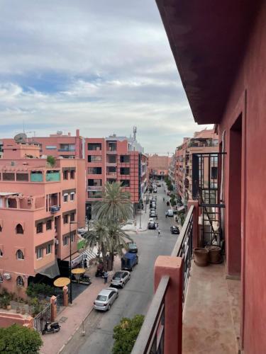 d'un balcon offrant une vue sur une rue de la ville. dans l'établissement Lovely 1BR apartment with free parking in gueliz, à Marrakech