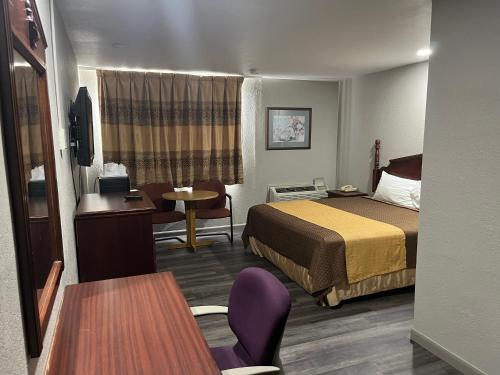 Postel nebo postele na pokoji v ubytování Mid Towne Inn & Suites