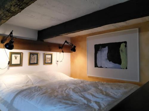 una camera da letto con un grande letto bianco con luci sopra di Acogedor Loft amueblado en el Centro de Tulancingo a Tulancingo