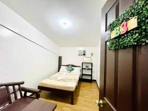 Un pat sau paturi într-o cameră la Amancio's Balai - Near the Airport, City Center!
